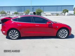 2018 Tesla Model 3 Long Range Battery z VIN 5YJ3E1EAXJF048839, wystawiony jako IAAI lot #42328412 z przebiegiem 83 083 mil mil oraz . Historia ofert i sprzedaży dostępna na DreamBid. Obrazek 13.