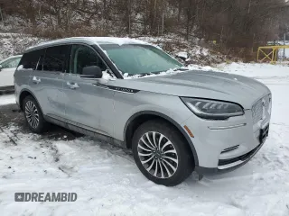 2023 Lincoln Aviator Standard z VIN 5LM5J6XC8PGL23972, wystawiony jako Copart lot #43996485 z przebiegiem 9 445 mil mil oraz Szkoda całkowita • Salvage title. Historia ofert i sprzedaży dostępna na DreamBid. Obrazek 4.