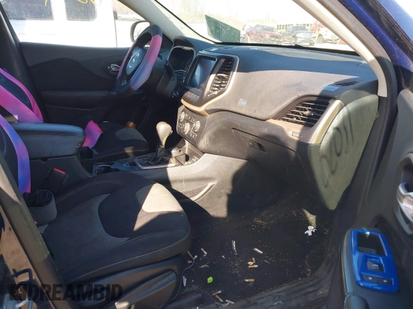 2014 Jeep Cherokee Latitude z VIN 1C4PJMCS6EW145810, wystawiony jako IAAI lot #41802031 z przebiegiem 143 358 mil mil oraz . Historia ofert i sprzedaży dostępna na DreamBid. Obrazek 5.