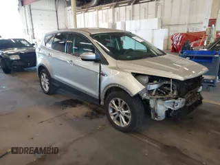 2017 Ford Escape SE z VIN 1FMCU0GD1HUD12662, wystawiony jako IAAI lot #40290012 z przebiegiem 68 290 mil mil oraz . Historia ofert i sprzedaży dostępna na DreamBid. Obrazek 1.