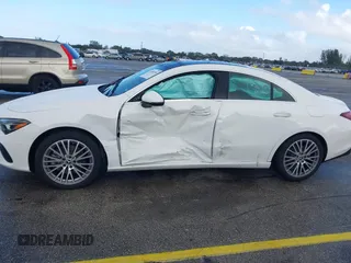 2025 Mercedes-Benz CLA 250 z VIN W1K5J4GBXSN516282, wystawiony jako IAAI lot #41092559 z przebiegiem 7917 mil mil oraz . Historia ofert i sprzedaży dostępna na DreamBid. Obrazek 6.