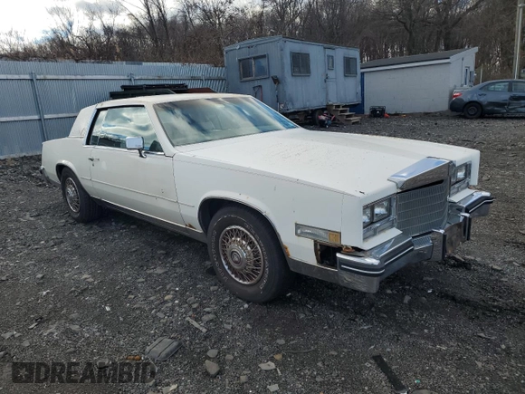 1985 Cadillac Eldorado z VIN 1G6EL578XFE673656, wystawiony jako Copart lot #86803334 z przebiegiem 94 396 mil mil oraz Tytuł czysty. Historia ofert i sprzedaży dostępna na DreamBid. Obrazek 4.