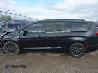 2018 Chrysler Pacifica Limited z VIN 2C4RC1GG2JR358215, wystawiony jako IAAI lot #42176046 z przebiegiem 120 544 mil mil oraz . Historia ofert i sprzedaży dostępna na DreamBid. Obrazek 15.