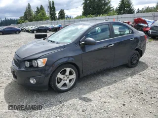 2015 Chevrolet Sonic LTZ z VIN 1G1JE5SB8F4207280, wystawiony jako Copart lot #61653805 z przebiegiem 64 215 mil mil oraz Szkoda całkowita • Salvage title. Historia ofert i sprzedaży dostępna na DreamBid. Obrazek 1.