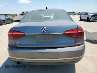 2017 Volkswagen Passat SE z VIN 1VWGT7A35HC074710, wystawiony jako Copart lot #57789935 z przebiegiem 117 351 mil mil oraz Szkoda całkowita • Salvage title. Historia ofert i sprzedaży dostępna na DreamBid. Obrazek 6.