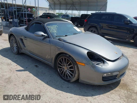 2007 Porsche Boxster S z VIN WP0CB29887U731046, wystawiony jako IAAI lot #42191204 z przebiegiem 153 037 mil mil oraz . Historia ofert i sprzedaży dostępna na DreamBid. Obrazek 1.