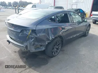 2023 Tesla Model 3 z VIN 5YJ3E1EA0PF577869, wystawiony jako IAAI lot #41468956 z przebiegiem 38 760 mil mil oraz . Historia ofert i sprzedaży dostępna na DreamBid. Obrazek 4.