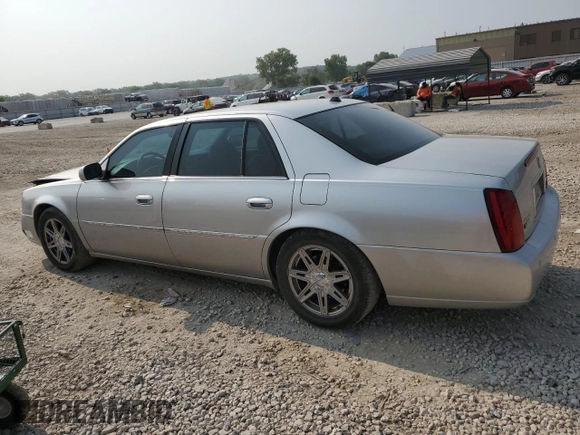 2004 Cadillac DeVille DTS z VIN 1G6KF57984U188454, wystawiony jako Copart lot #62397494 z przebiegiem 142 060 mil mil oraz Szkoda całkowita • Salvage title. Historia ofert i sprzedaży dostępna na DreamBid. Obrazek 2.