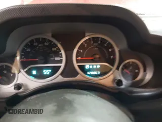 2008 Jeep Wrangler Unlimited Sahara z VIN 1J4GA59178L514002, wystawiony jako IAAI lot #41949717 z przebiegiem Nie podano mil oraz . Historia ofert i sprzedaży dostępna na DreamBid. Obrazek 7.