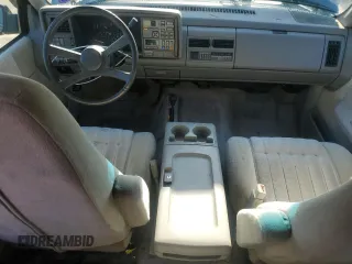 1994 GMC Suburban z VIN 1GKFK16K4RJ754534, wystawiony jako Copart lot #56044145 z przebiegiem 224 747 mil mil oraz Nie do naprawy • Non repairable. Historia ofert i sprzedaży dostępna na DreamBid. Obrazek 8.