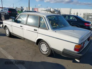 1990 Volvo 240 z VIN YV1AA8846L1429028, wystawiony jako IAAI lot #41370630 z przebiegiem 132 354 mil mil oraz . Historia ofert i sprzedaży dostępna na DreamBid. Obrazek 3.