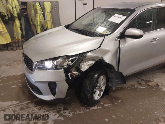2019 Kia Sorento L z VIN 5XYPG4A3XKG575729, wystawiony jako IAAI lot #41851001 z przebiegiem 105 272 mil mil oraz . Historia ofert i sprzedaży dostępna na DreamBid. Obrazek 6.