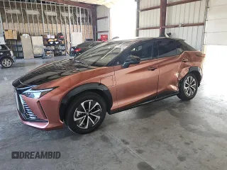 2024 Lexus RZ 300e Premium z VIN JTJABABB3RA003420, wystawiony jako Copart lot #70887984 z przebiegiem 446 mil mil oraz Tytuł czysty. Historia ofert i sprzedaży dostępna na DreamBid. Obrazek 1.