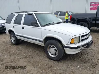 1997 Chevrolet Blazer LS z VIN 1GNDT13W3V2181824, wystawiony jako IAAI lot #41907453 z przebiegiem 150 405 mil mil oraz . Historia ofert i sprzedaży dostępna na DreamBid. Obrazek 1.