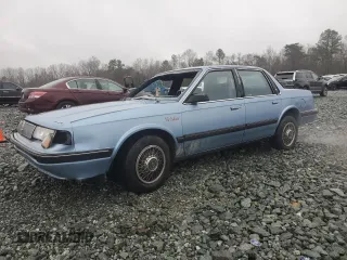 1991 Oldsmobile Cutlass z VIN 1G3AL54N3M6343029, wystawiony jako Copart lot #43965995 z przebiegiem 198 977 mil mil oraz Szkody całkowita. Historia ofert i sprzedaży dostępna na DreamBid. Obrazek 1.