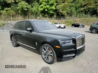 2022 Rolls-Royce Cullinan z VIN SLATV4C09NU214462, wystawiony jako Copart lot #70713624 z przebiegiem 9 904 mil mil oraz Szkoda całkowita • Salvage title. Historia ofert i sprzedaży dostępna na DreamBid. Obrazek 12.