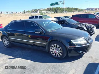 2005 Volkswagen Phaeton z VIN WVWAF93D958002005, wystawiony jako IAAI lot #41653590 z przebiegiem Nie podano mil oraz . Historia ofert i sprzedaży dostępna na DreamBid. Obrazek 1.
