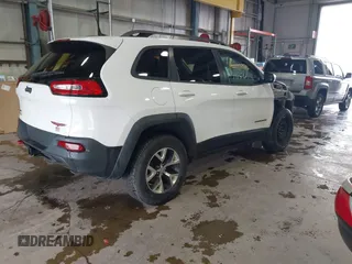 2016 Jeep Cherokee Trailhawk z VIN 1C4PJMBS6GW242123, wystawiony jako IAAI lot #41156712 z przebiegiem 136 596 mil mil oraz . Historia ofert i sprzedaży dostępna na DreamBid. Obrazek 4.