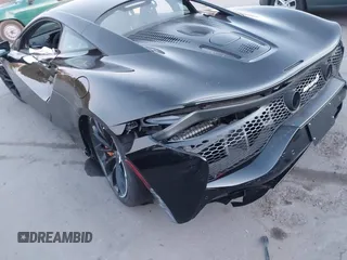2023 McLaren Artura z VIN SBM16AEA4PW001449, wystawiony jako IAAI lot #41347791 z przebiegiem 4703 mil mil oraz . Historia ofert i sprzedaży dostępna na DreamBid. Obrazek 6.