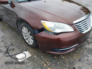 2013 Chrysler 200 Touring z VIN 1C3CCBBG1DN569415, wystawiony jako IAAI lot #42212670 z przebiegiem 125 959 mil mil oraz . Historia ofert i sprzedaży dostępna na DreamBid. Obrazek 6.