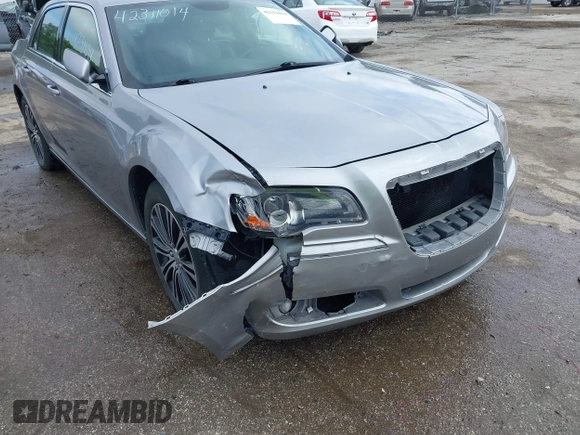 2014 Chrysler 300 S z VIN 2C3CCAGG1EH161994, wystawiony jako IAAI lot #42311014 z przebiegiem 168 002 mil mil oraz . Historia ofert i sprzedaży dostępna na DreamBid. Obrazek 6.