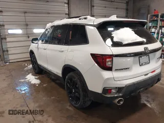 2025 Honda Passport Black Edition z VIN 5FNYF8H84SB003594, wystawiony jako IAAI lot #41582469 z przebiegiem Nie podano mil oraz . Historia ofert i sprzedaży dostępna na DreamBid. Obrazek 3.