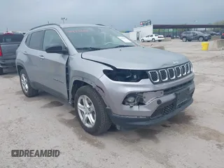 2023 Jeep Compass Latitude z VIN 3C4NJDBN3PT514117, wystawiony jako IAAI lot #41925688 z przebiegiem 50 468 mil mil oraz . Historia ofert i sprzedaży dostępna na DreamBid. Obrazek 1.