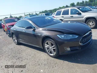 2013 Tesla Model S z VIN 5YJSA1DN6DFP03367, wystawiony jako IAAI lot #42565978 z przebiegiem 105 945 mil mil oraz . Historia ofert i sprzedaży dostępna na DreamBid. Obrazek 1.