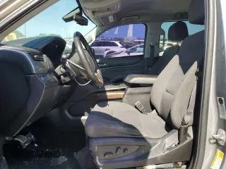 2018 Chevrolet Suburban LS z VIN 1GNSCGKC6JR249746, wystawiony jako Copart lot #55622105 z przebiegiem 126 378 mil mil oraz Szkoda całkowita • Salvage title. Historia ofert i sprzedaży dostępna na DreamBid. Obrazek 7.