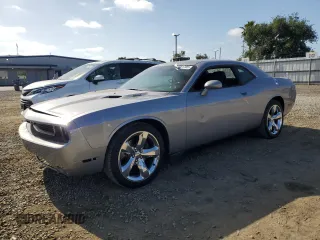 2014 Dodge Challenger R/T z VIN 2C3CDYBT2EH101684, wystawiony jako Copart lot #53581785 z przebiegiem 159 637 mil mil oraz Szkody całkowita. Historia ofert i sprzedaży dostępna na DreamBid. Obrazek 1.