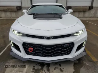 2023 Chevrolet Camaro ZL1 z VIN 1G1FK1R64P0104947, wystawiony jako Copart lot #56560435 z przebiegiem 17 503 mil mil oraz Szkody całkowita. Historia ofert i sprzedaży dostępna na DreamBid. Obrazek 5.