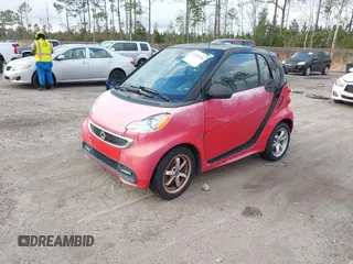 2015 Smart fortwo Passion z VIN WMEEJ3BA0FK815839, wystawiony jako IAAI lot #41443496 z przebiegiem 75 574 mil mil oraz . Historia ofert i sprzedaży dostępna na DreamBid. Obrazek 2.