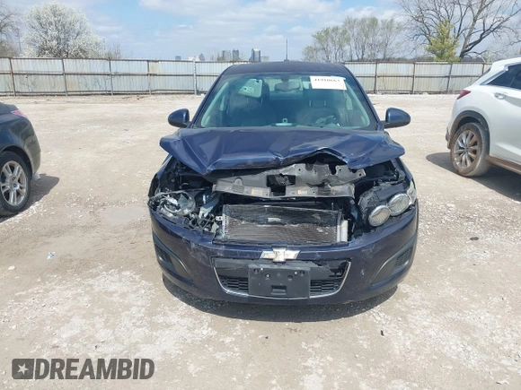 2016 Chevrolet Sonic LT z VIN 1G1JC5SB3G4101181, wystawiony jako IAAI lot #41910663 z przebiegiem 98 018 mil mil oraz . Historia ofert i sprzedaży dostępna na DreamBid. Obrazek 13.