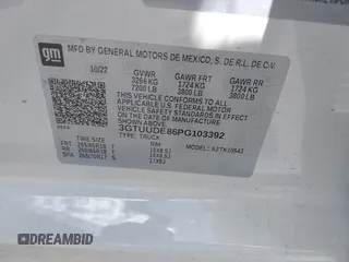 2023 GMC Sierra 1500 SLT z VIN 3GTUUDE86PG103392, wystawiony jako IAAI lot #42272800 z przebiegiem 25 545 mil mil oraz . Historia ofert i sprzedaży dostępna na DreamBid. Obrazek 9.