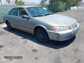1999 Toyota Camry LE z VIN 4T1BG22K9XU421891, wystawiony jako IAAI lot #42609758 z przebiegiem 227 837 mil mil oraz . Historia ofert i sprzedaży dostępna na DreamBid. Obrazek 1.