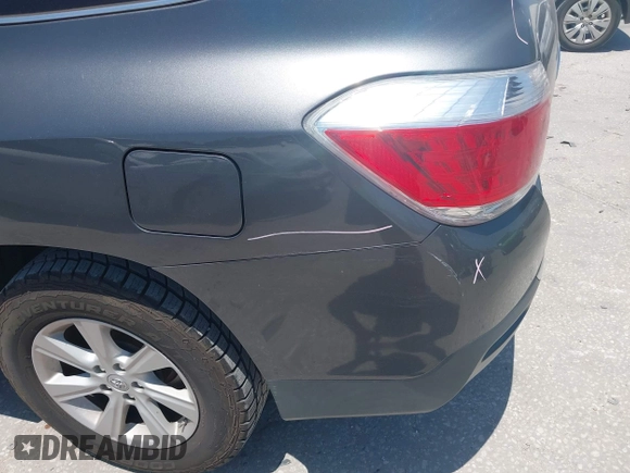 2013 Toyota Highlander z VIN 5TDZK3EH5DS124401, wystawiony jako IAAI lot #42133758 z przebiegiem 131 405 mil mil oraz . Historia ofert i sprzedaży dostępna na DreamBid. Obrazek 20.