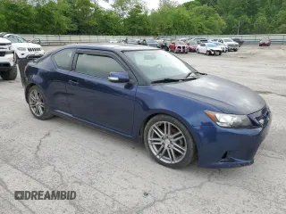 2013 Scion tC z VIN JTKJF5C76D3049435, wystawiony jako Copart lot #57429355 z przebiegiem 137 913 mil mil oraz Tytuł czysty. Historia ofert i sprzedaży dostępna na DreamBid. Obrazek 4.