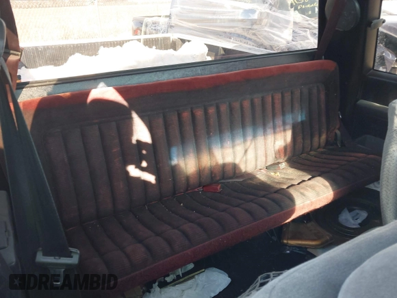 1993 GMC Sierra 1500 z VIN 2GTEK19K1P1564491, wystawiony jako IAAI lot #41347909 z przebiegiem 342 325 mil mil oraz . Historia ofert i sprzedaży dostępna na DreamBid. Obrazek 8.