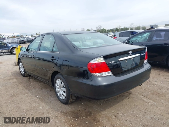 2005 Toyota Camry STD z VIN 4T1BE32K65U383111, wystawiony jako IAAI lot #41735806 z przebiegiem 115 285 mil mil oraz . Historia ofert i sprzedaży dostępna na DreamBid. Obrazek 3.