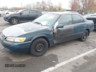 1997 Toyota Camry LE z VIN 4T1BG22K5VU024448, wystawiony jako IAAI lot #42019670 z przebiegiem 133 385 mil mil oraz . Historia ofert i sprzedaży dostępna na DreamBid. Obrazek 2.