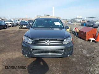 2014 Volkswagen Touareg Sport z VIN WVGEF9BP9ED010718, wystawiony jako IAAI lot #41786403 z przebiegiem 149 569 mil mil oraz . Historia ofert i sprzedaży dostępna na DreamBid. Obrazek 12.