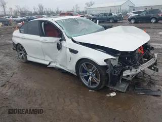 2015 BMW M5 z VIN WBSFV9C58FD594791, wystawiony jako IAAI lot #41481075 z przebiegiem Nie podano mil oraz . Historia ofert i sprzedaży dostępna na DreamBid. Obrazek 1.