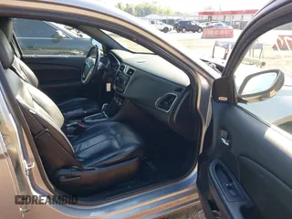 2014 Chrysler 200 Limited z VIN 1C3CCBCG3EN157576, wystawiony jako IAAI lot #42246877 z przebiegiem 148 144 mil mil oraz . Historia ofert i sprzedaży dostępna na DreamBid. Obrazek 5.