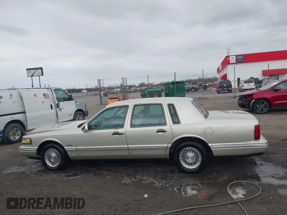 1997 Lincoln Town Car Signature z VIN 1LNLM82W8VY759792, wystawiony jako IAAI lot #41730026 z przebiegiem 60 198 mil mil oraz . Historia ofert i sprzedaży dostępna na DreamBid. Obrazek 14.