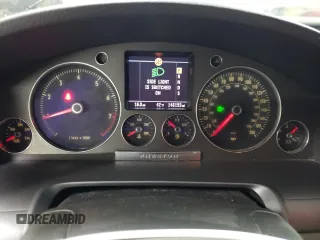 2004 Volkswagen Phaeton V8 z VIN WVWAF63D848008651, wystawiony jako Copart lot #78267004 z przebiegiem 146 193 mil mil oraz Szkody całkowita. Historia ofert i sprzedaży dostępna na DreamBid. Obrazek 9.