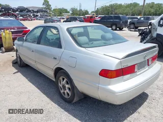 2000 Toyota Camry LE z VIN 4T1BF22K9YU102852, wystawiony jako IAAI lot #42084031 z przebiegiem 253 595 mil mil oraz . Historia ofert i sprzedaży dostępna na DreamBid. Obrazek 3.