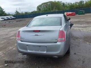2014 Chrysler 300 S z VIN 2C3CCAGG1EH161994, wystawiony jako IAAI lot #42311014 z przebiegiem 168 002 mil mil oraz . Historia ofert i sprzedaży dostępna na DreamBid. Obrazek 17.