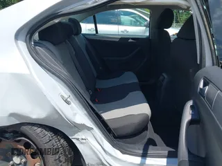 2017 Volkswagen Jetta S z VIN 3VW2B7AJ8HM242804, wystawiony jako IAAI lot #42595566 z przebiegiem 96 551 mil mil oraz . Historia ofert i sprzedaży dostępna na DreamBid. Obrazek 8.