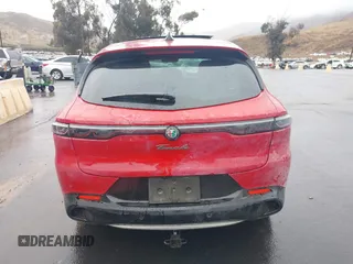 2024 Alfa Romeo Tonale Ti z VIN ZASPATCW0R3052144, wystawiony jako IAAI lot #40610942 z przebiegiem 6451 mil mil oraz . Historia ofert i sprzedaży dostępna na DreamBid. Obrazek 17.