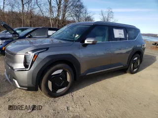 2024 Kia EV9 Wind z VIN KNDAFFS58R6033417, wystawiony jako Copart lot #88445915 z przebiegiem Nie podano mil oraz Szkody całkowita. Historia ofert i sprzedaży dostępna na DreamBid. Obrazek 1.